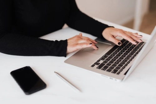 SEO-konsult arbetar vid en laptop med sökmotoroptimering och digital marknadsföring på ett modernt kontor.